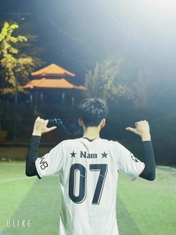 Ảnh trai đá bóng che mặt 2