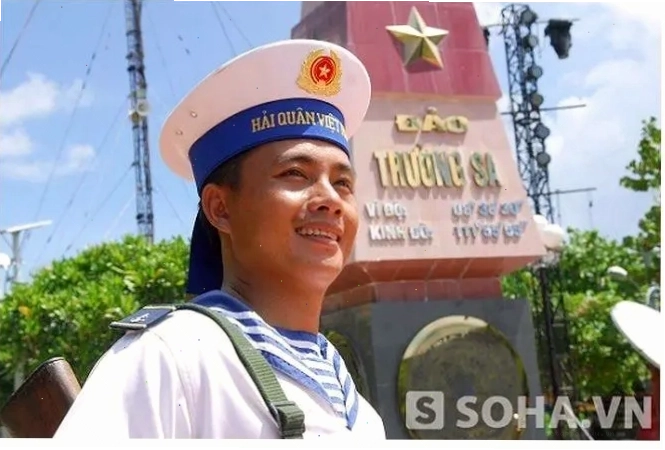 Avatar nữ che mặt với ánh mắt hút hồn ẩn sau làn tóc