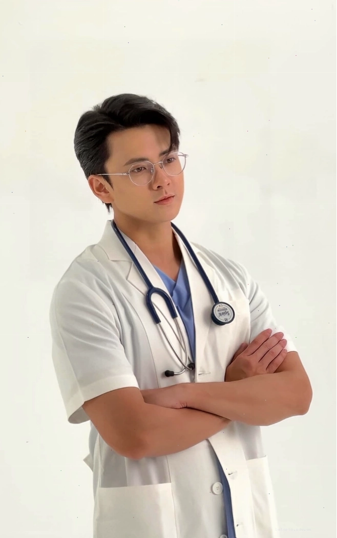 Bác sĩ đẹp trai với phong thái chuyên nghiệp