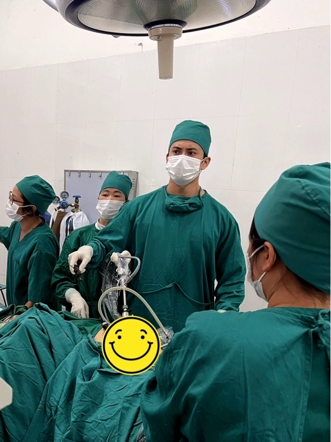Bác sĩ thăm khám bệnh nhân