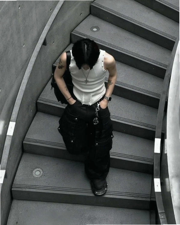Bad boy che mặt nhìn thẳng vào ống kính