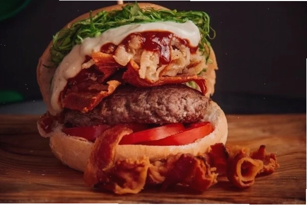 Bánh mì burger phô mai hoàn thiện