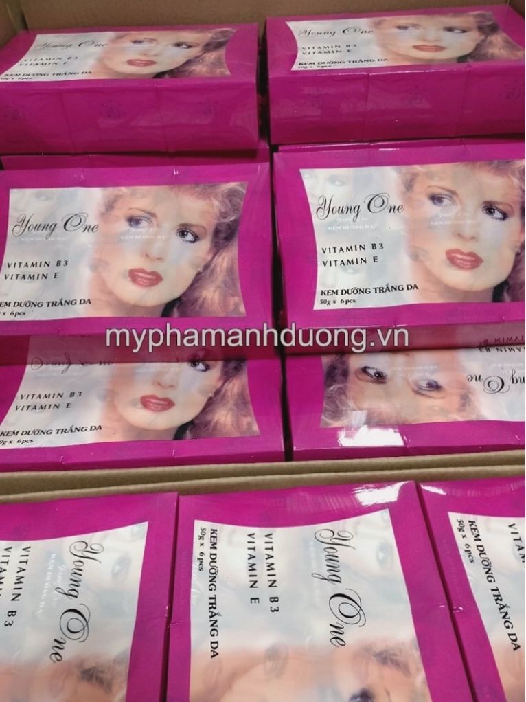 Cận cảnh chất kem dưỡng cô gái tóc xù mềm mịn, dễ tán