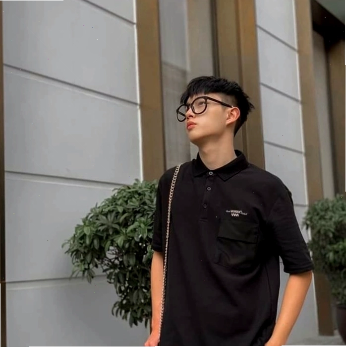 Chàng trai 14 tuổi với nụ cười rạng rỡ và ánh mắt tươi sáng, tạo ấn tượng mạnh mẽ