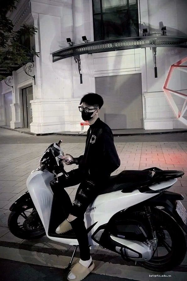 Chàng trai boy phố khoe vóc dáng với trang phục ôm sát