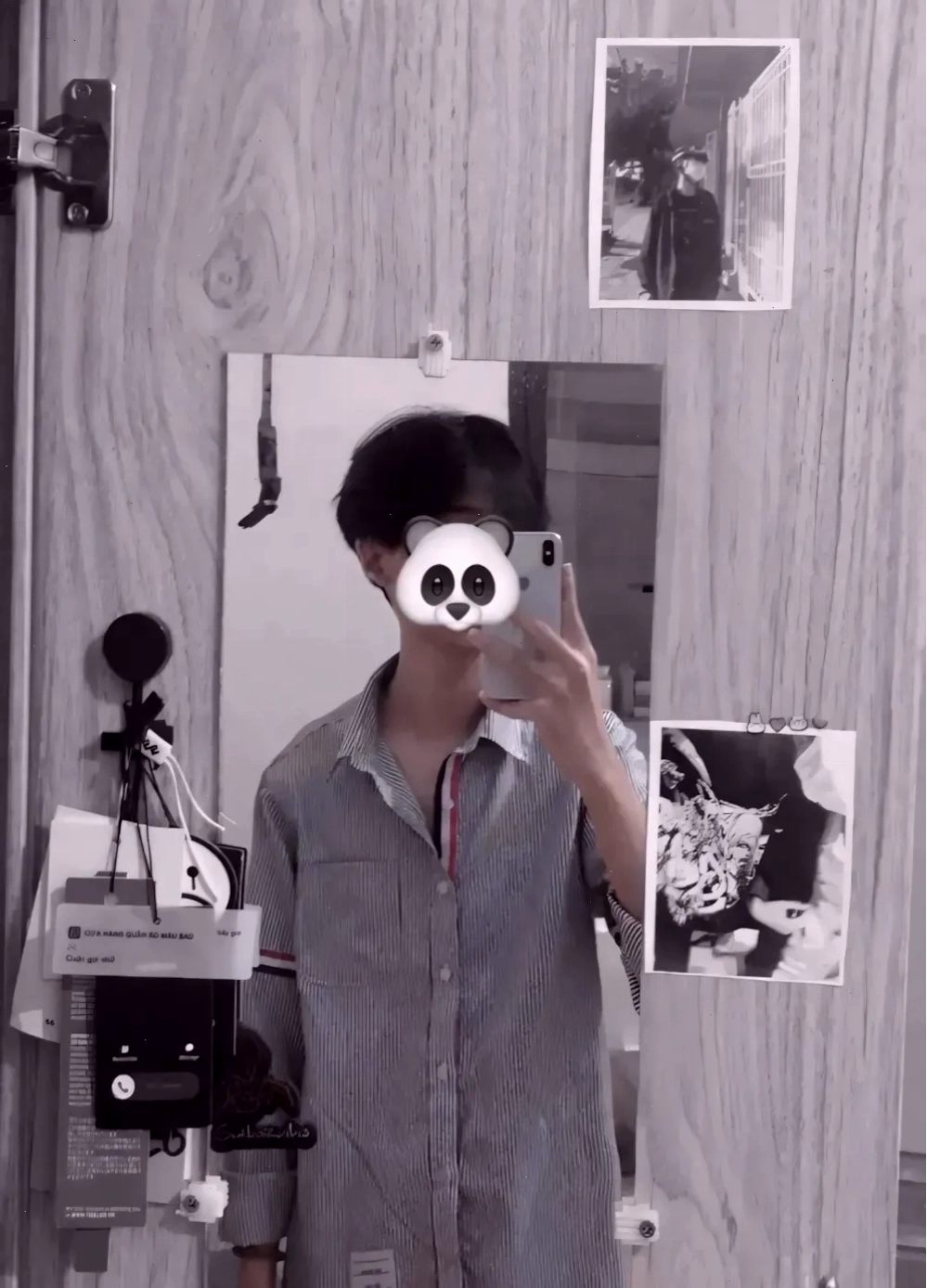 Chàng trai chụp ảnh selfie qua gương bằng điện thoại, tạo dáng che mặt hiện đại