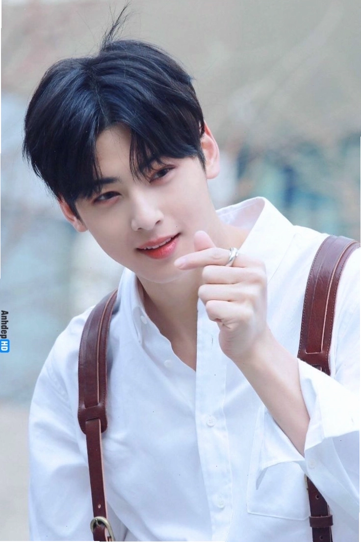 Chàng trai dễ thương với mái tóc xoăn nhẹ và ánh mắt mơ màng
