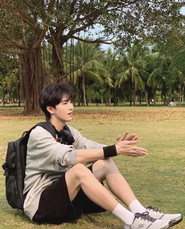 Chàng trai K11 với mái tóc vuốt keo và trang phục thời thượng