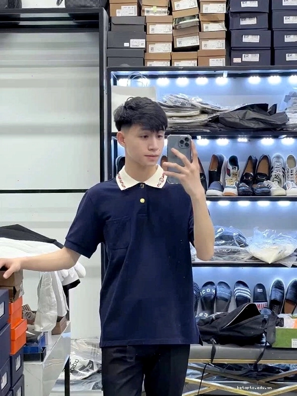 Chàng trai K9 nhìn thẳng vào ống kính, ánh mắt thu hút