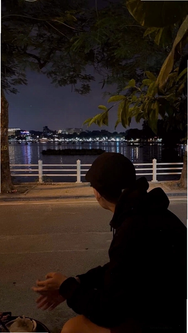 Chàng trai quay lưng tận hưởng không gian yên bình