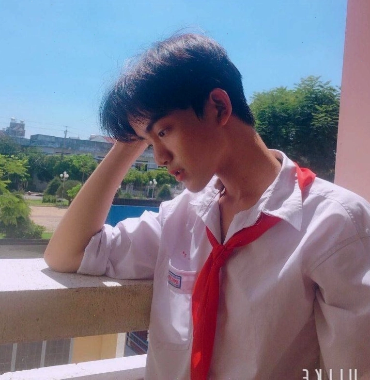 Chàng trai với ánh mắt mơ màng, tạo cảm giác lãng mạn