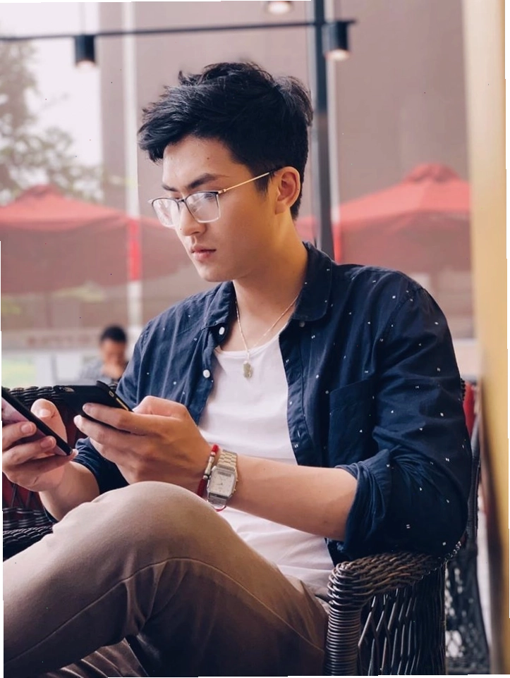 Chàng trai với phong cách trẻ trung và tự tin khi đeo kính