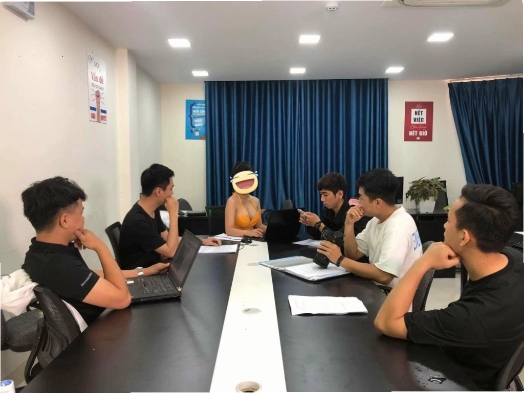 Cô gái Lào trong trang phục truyền thống duyên dáng