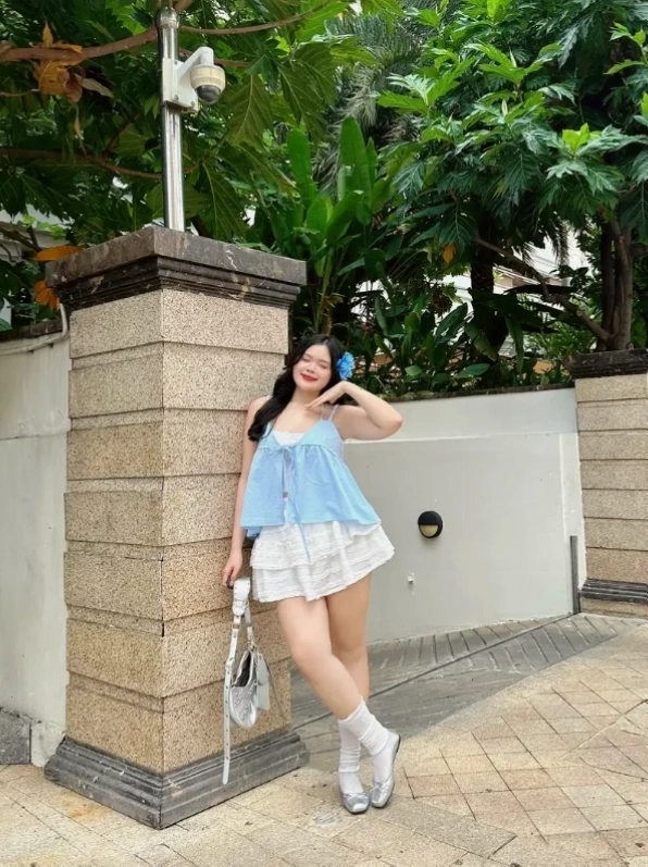 Cô gái mập dễ thương với nụ cười tỏa sáng, thể hiện sự tự tin