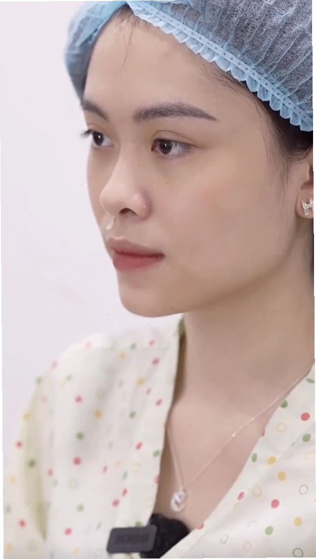 Cô gái mặt mộc với ánh mắt lấp lánh