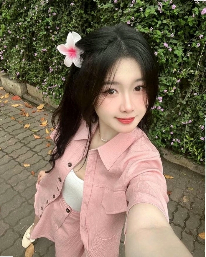 Cô gái xinh đẹp với phong cách cuốn hút