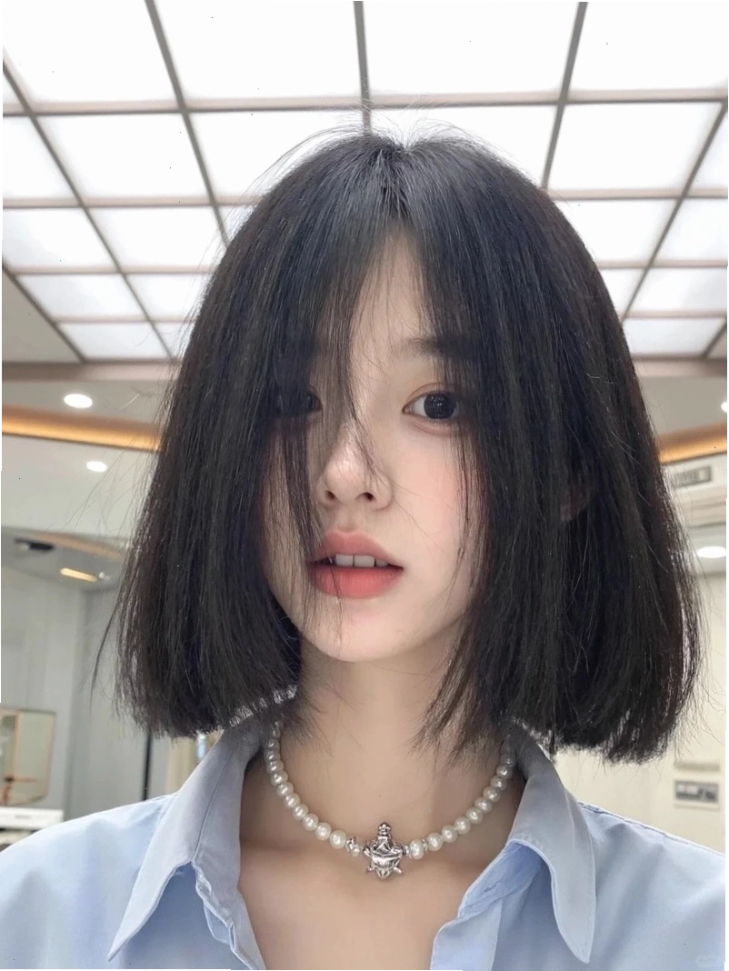 Cô gái xinh tóc ngắn che mặt, tạo nên vẻ bí ẩn và thu hút