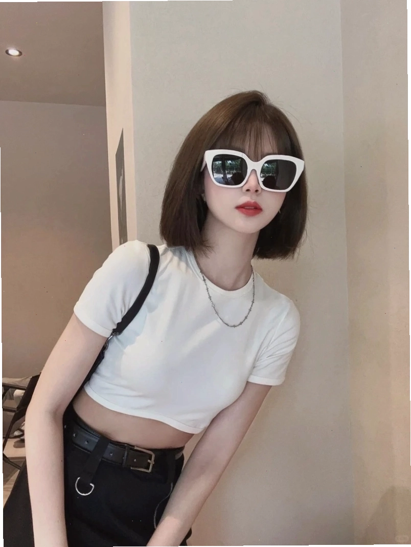 Cô gái xinh tóc ngắn đeo kính, thể hiện nét quyến rũ đầy cuốn hút