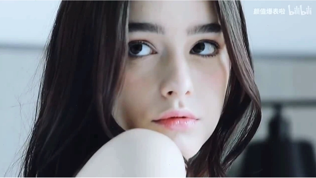 Dasha Taran, người mẫu Nga, nổi bật với vẻ đẹp lai Tây