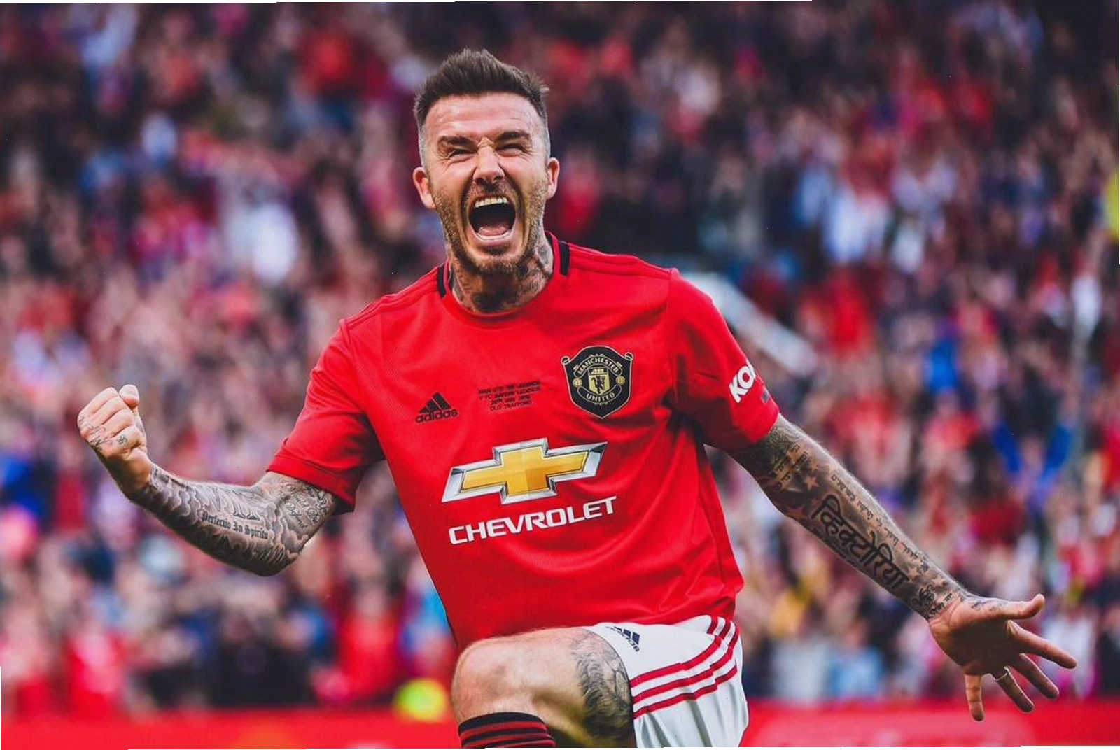 David Beckham trên sân cỏ với nụ cười cuốn hút