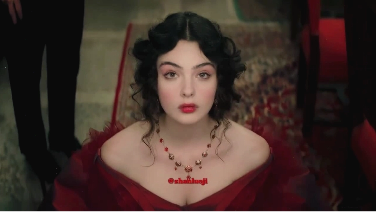 Deva Cassel, con gái Monica Bellucci, sở hữu vẻ đẹp quyến rũ