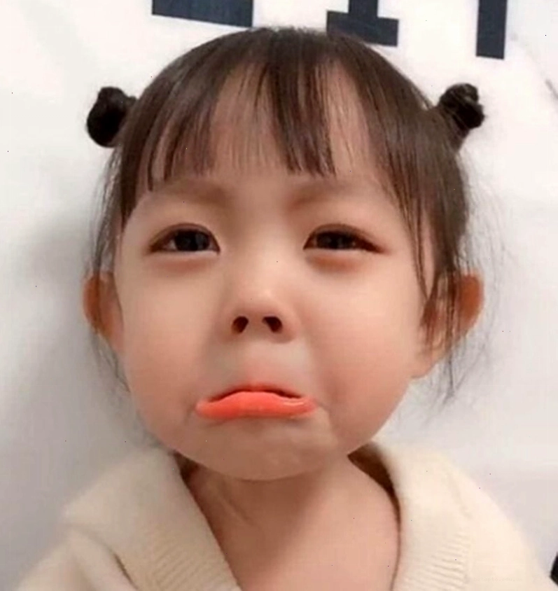 Em bé với giọt nước mắt lăn dài trên má