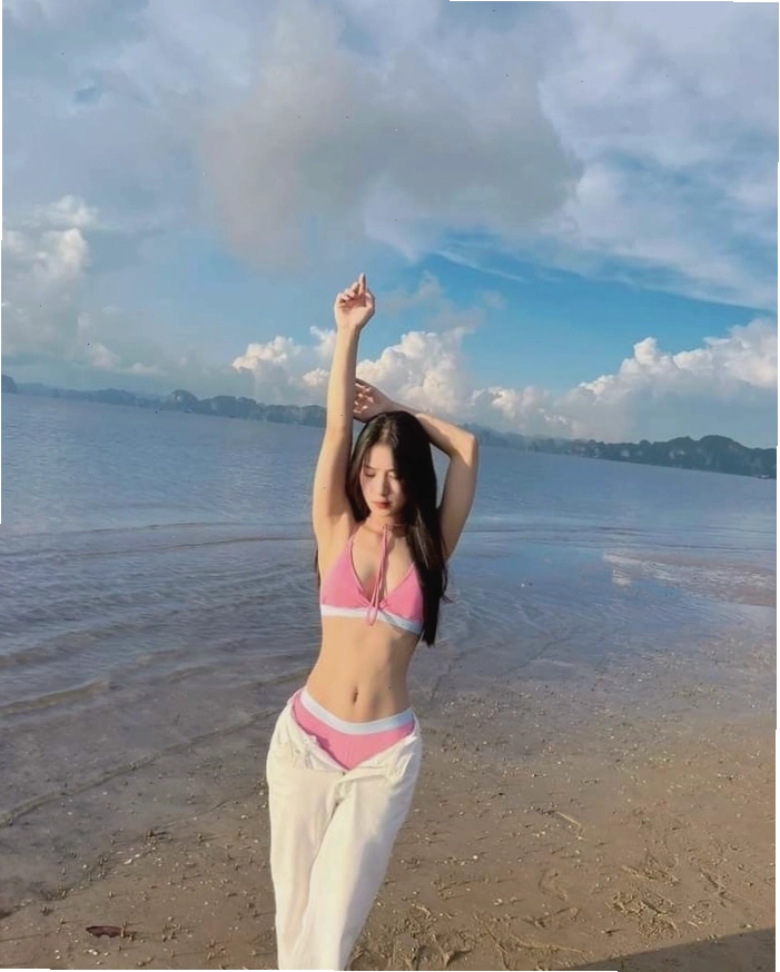 Gái xinh mặc đồ pinky đầy sức sống khi đi biển