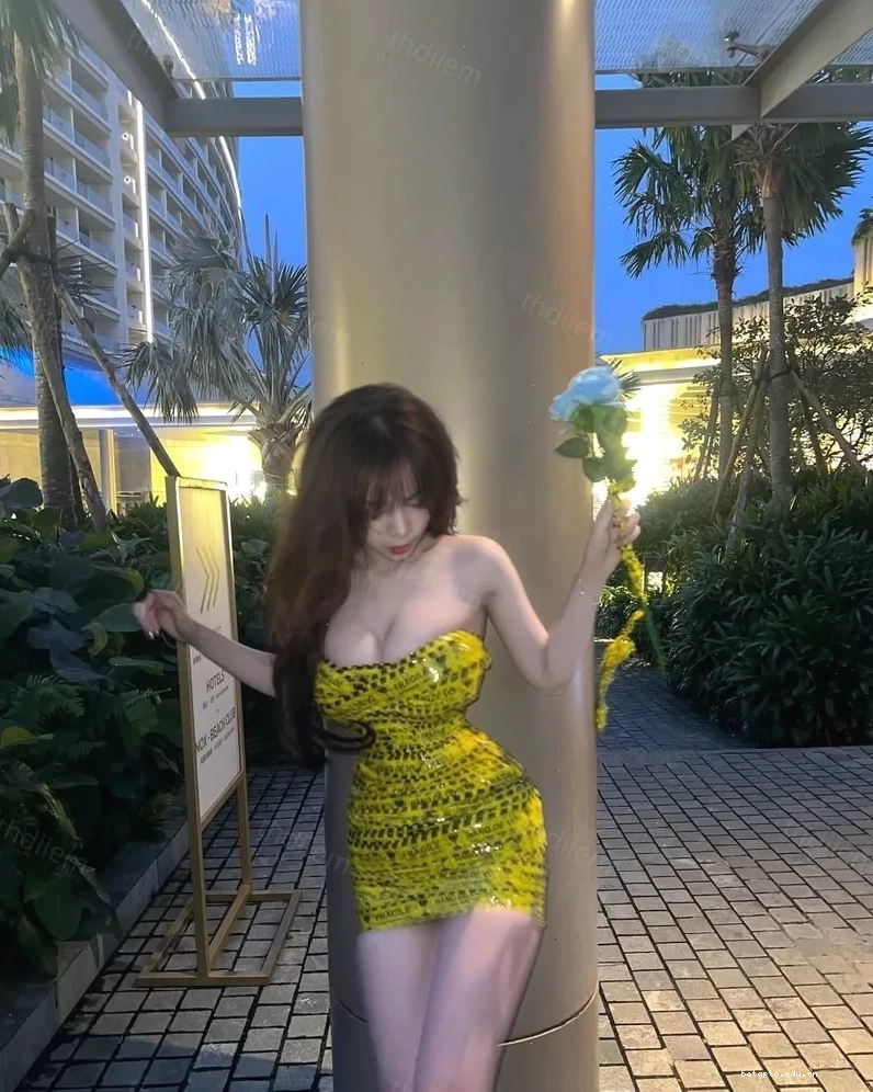 Gái xinh múp mang vibe dễ thương, tích cực trong trang phục đời thường