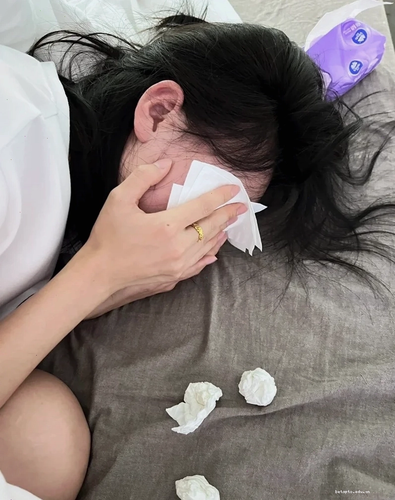 Hình ảnh buồn, đau lòng nữ dưới mưa