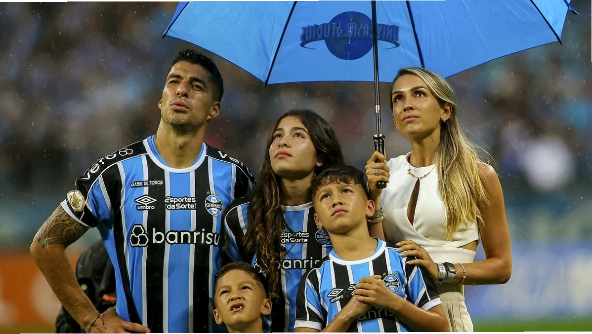 Hình ảnh con gái cả Suarez trong ngày anh chia tay CLB Brazil