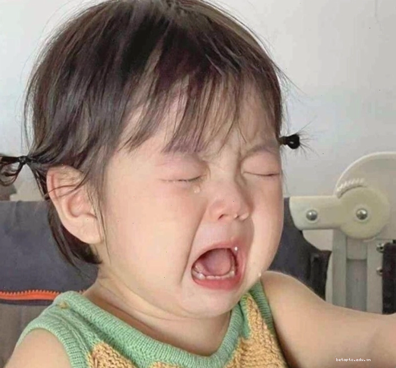 Hình ảnh em bé đang khóc nức nở