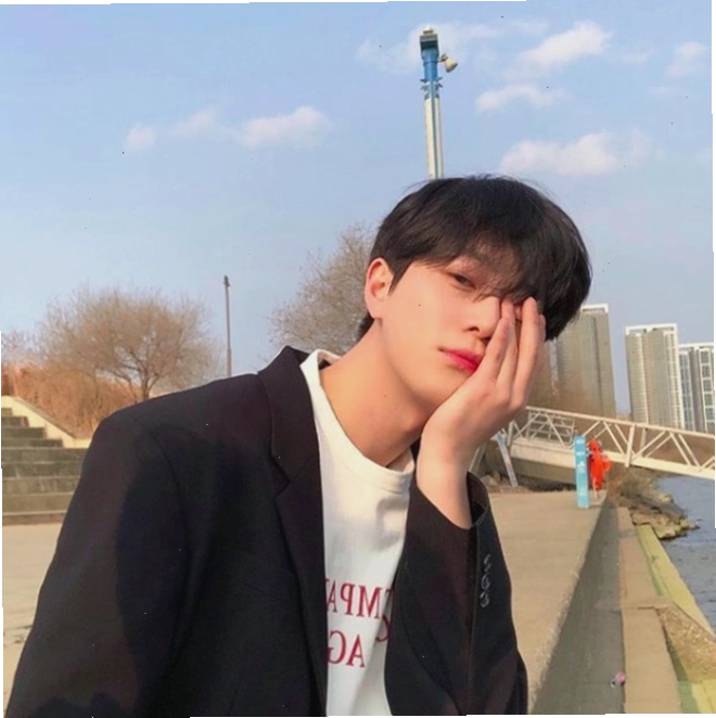 Hot boy với nửa khuôn mặt được che bởi mũ, để lộ ánh mắt đầy cuốn hút
