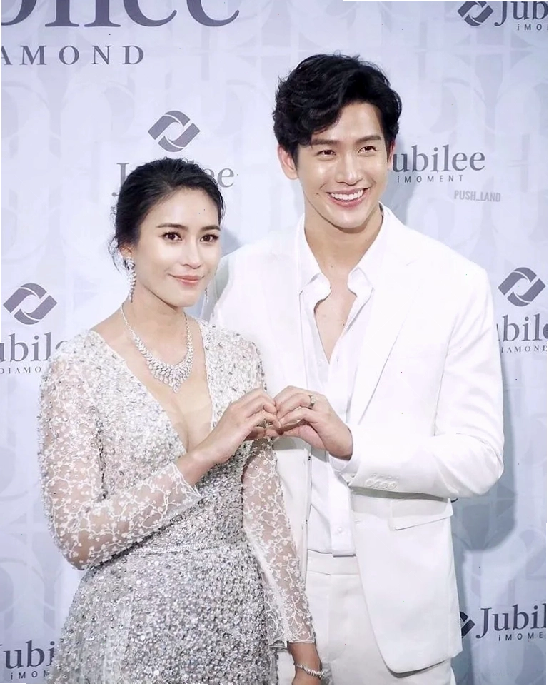 James Jirayu với vẻ ngoài trẻ trung và nụ cười thân thiện