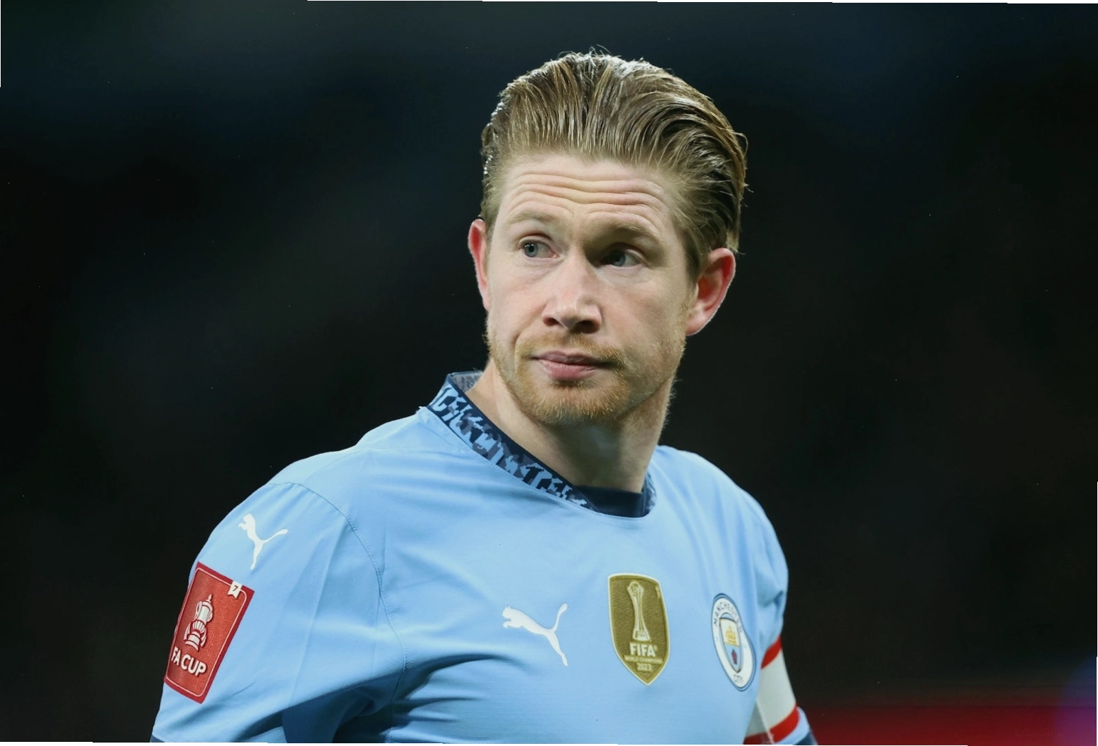 Kevin De Bruyne với mái tóc vàng nổi bật và nụ cười thân thiện