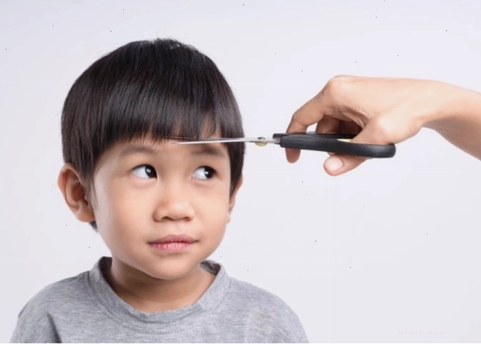 Kiểu tóc mái ngố cho bé trai giúp tóc trông dày hơn