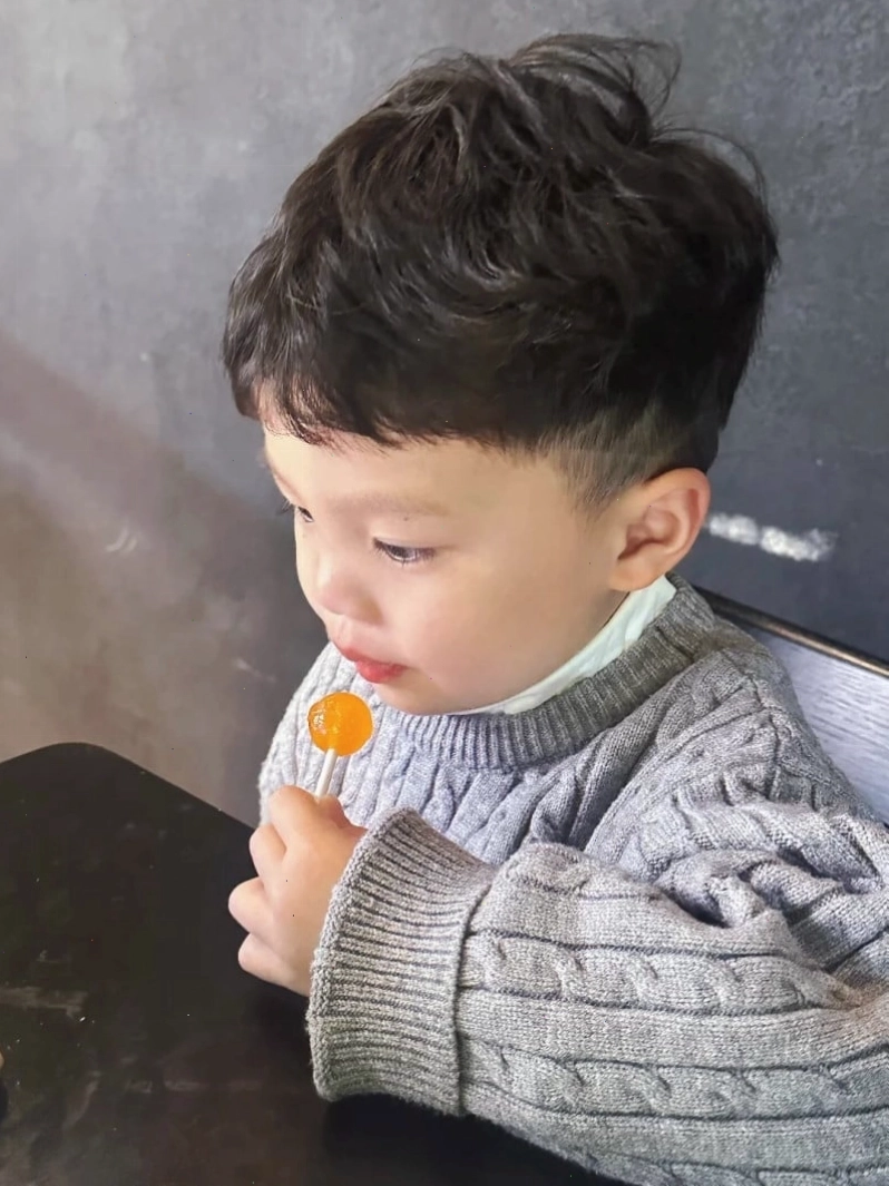 Kiểu tóc xoăn cho bé trai