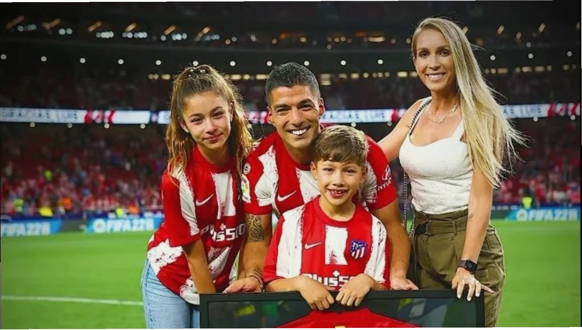 Luis Suarez và vợ Sofia đã ở bên nhau 20 năm