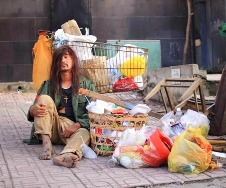 Meme chó ăn xin với gương mặt thèm thuồng khi nhìn thấy đồ ăn