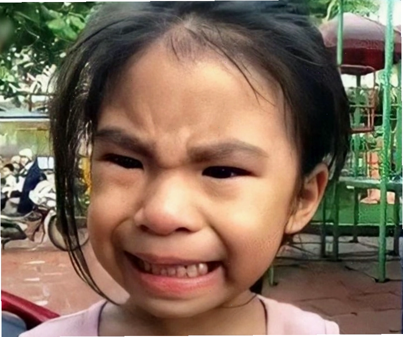 Meme em bé khóc với biểu cảm đáng thương