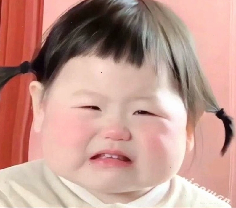 Meme em bé khóc với đôi mắt mở to