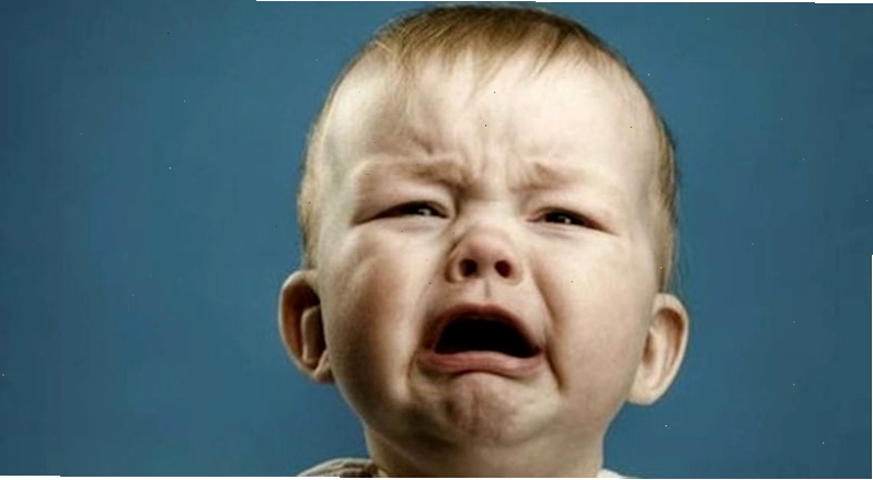 Meme em bé khóc với khuôn mặt phụng phịu