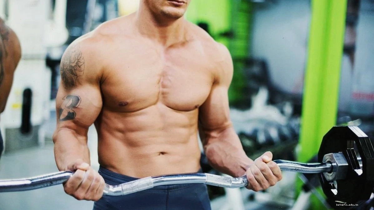 Nam 6 múi khoe body trong phòng gym