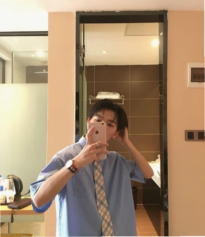 Nam sinh với nụ cười nhẹ ẩn sau chiếc mũ lưỡi trai, toát lên vẻ ngây thơ
