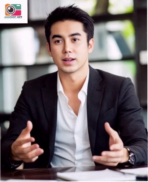Nam thần với nụ cười tỏa nắng và ánh mắt thu hút