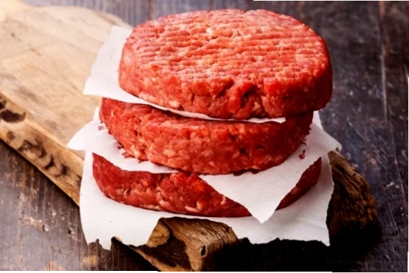 Nén thịt bò vào khuôn làm nhân burger