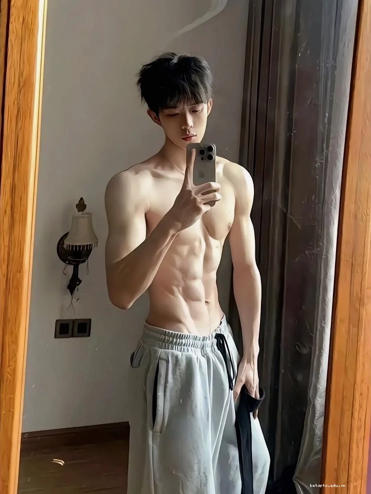 Phong thái cool ngầu của trai đẹp 6 múi Trung Quốc