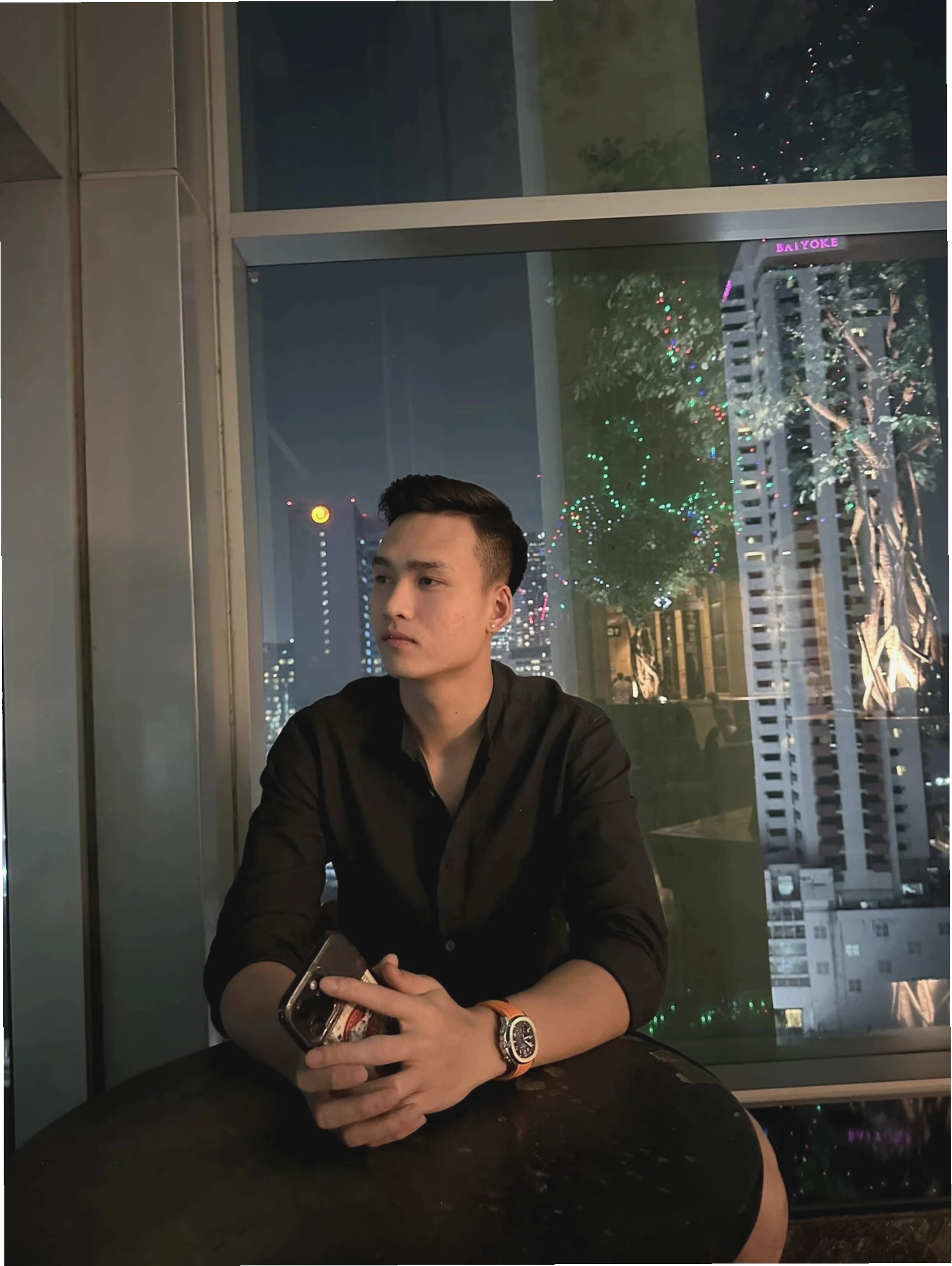 Phong thái tự tin của người có hình thể 8 múi