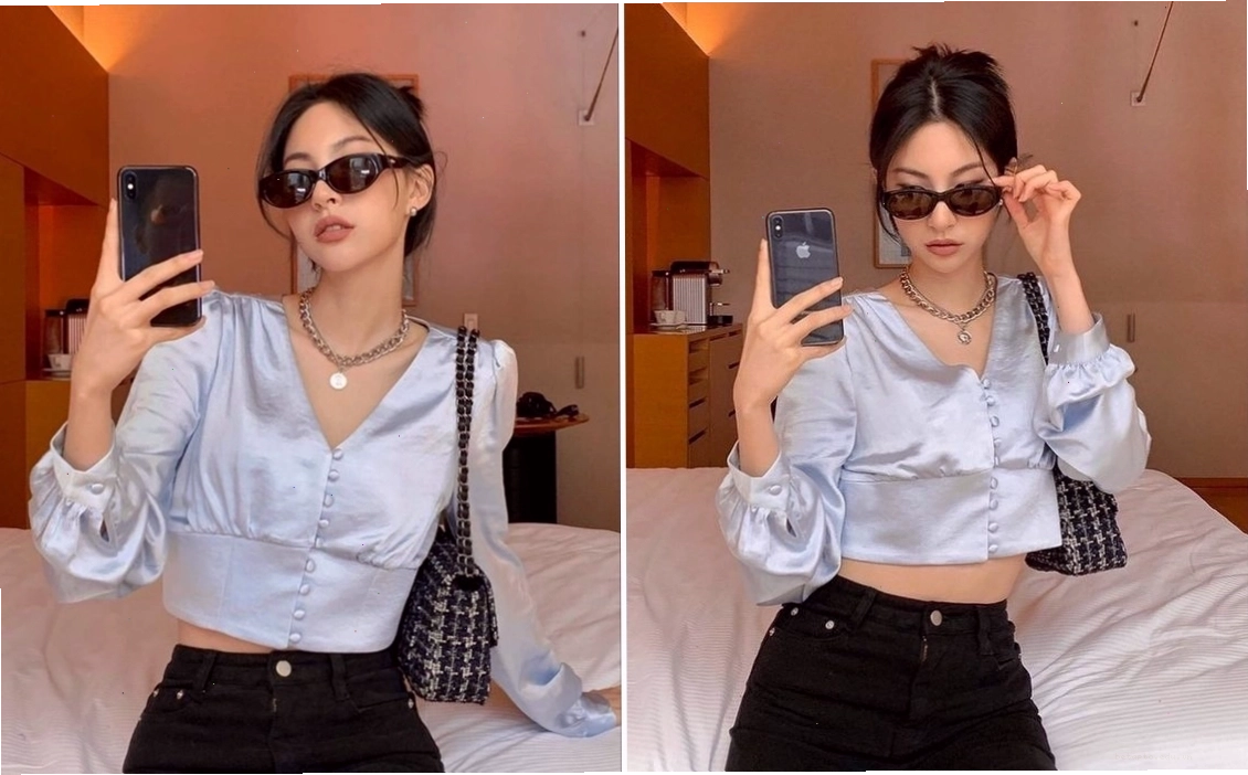 Tạo dáng chụp ảnh trước gương trong khách sạn