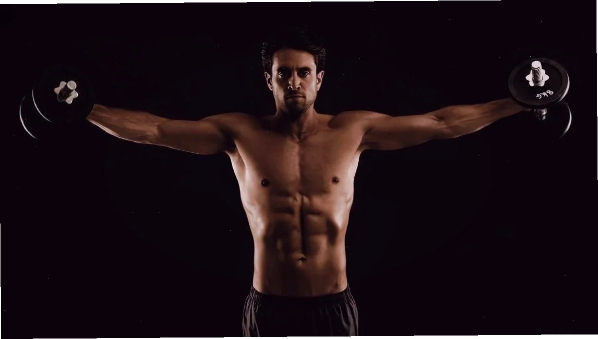 Trai đẹp 6 múi khoe cơ bụng săn chắc trong phòng tập gym