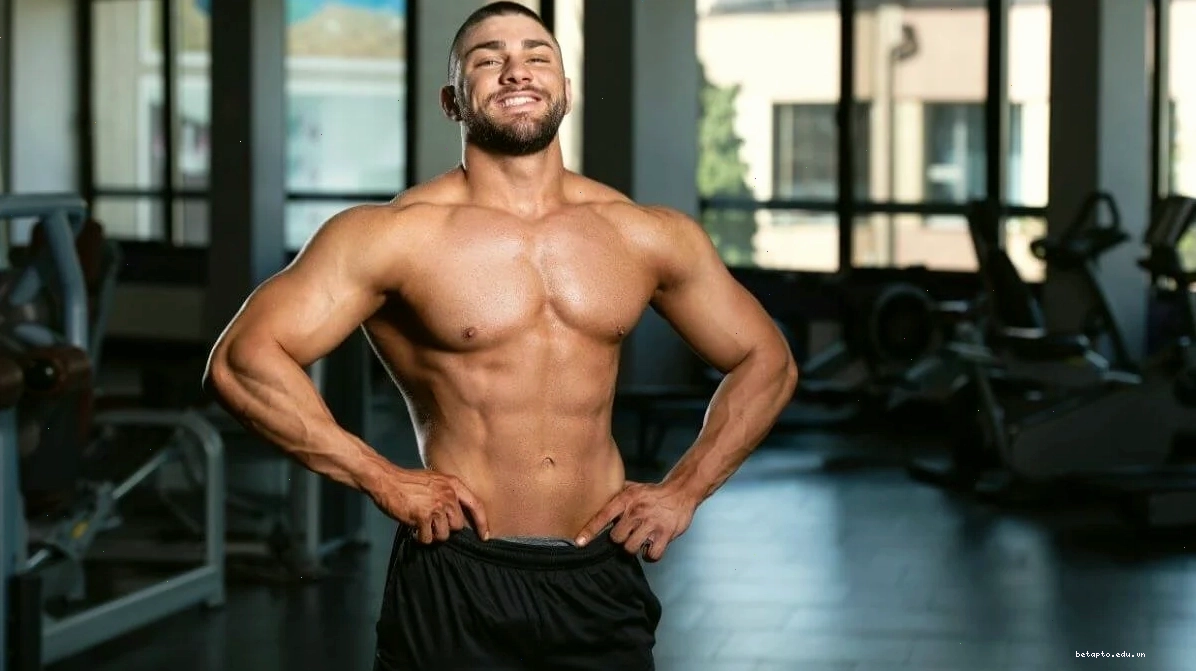 Trai gym cơ bụng săn chắc